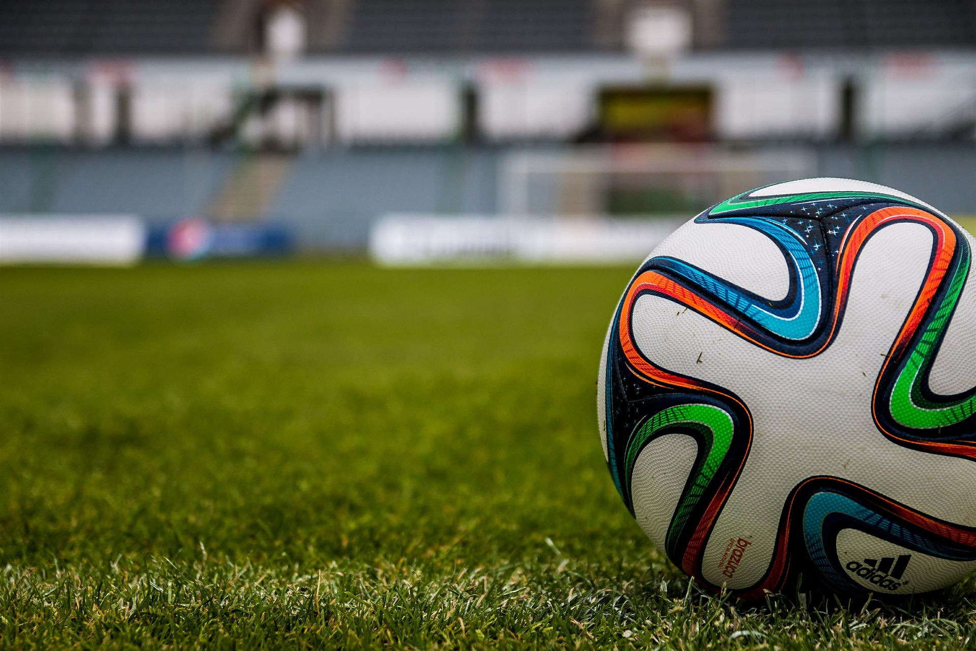 Ballon de football sur un terrain