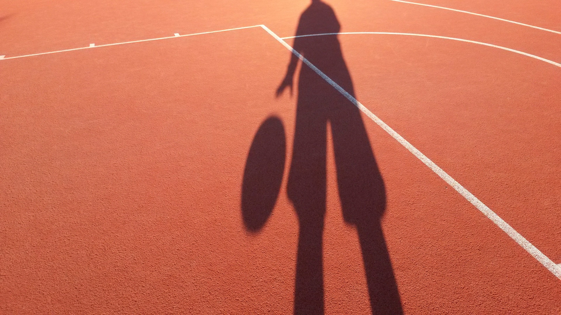 Ombre d'un joueur de basketball sur un terrain