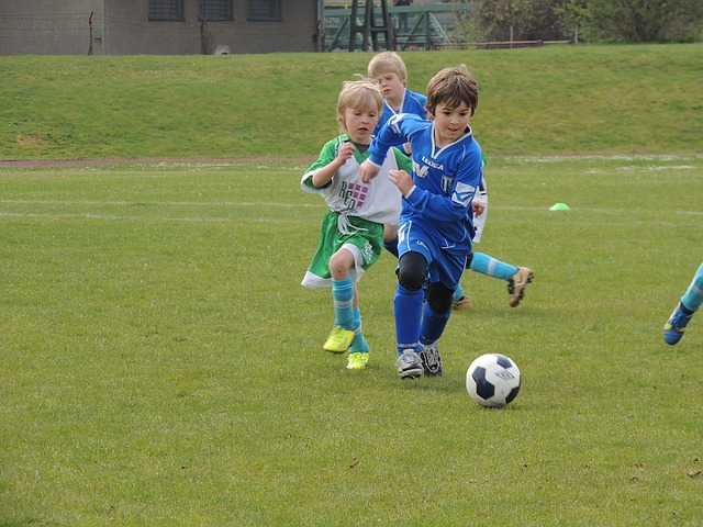 Petits enfants en train de jouer au football