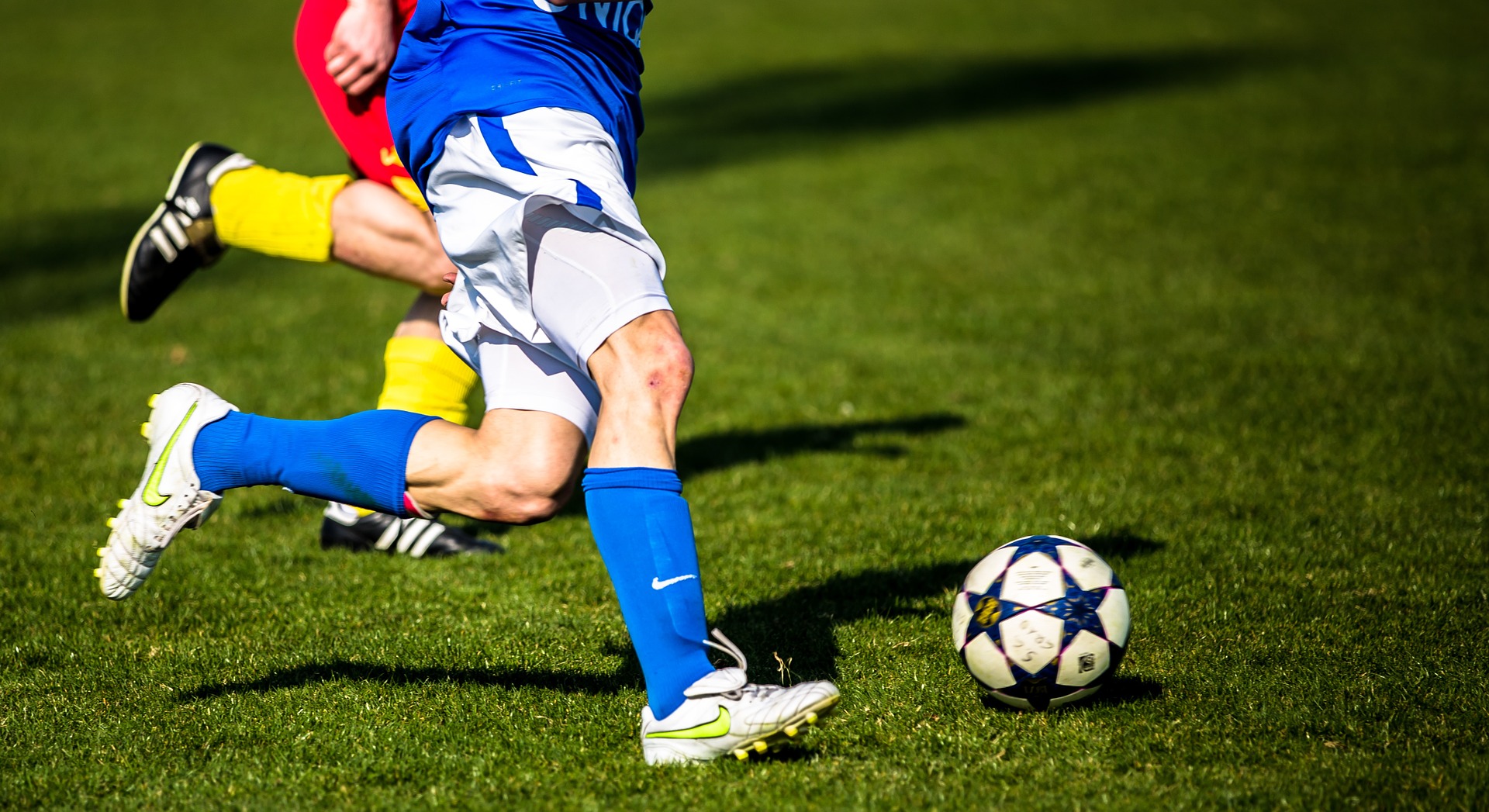 Joueurs de football en action