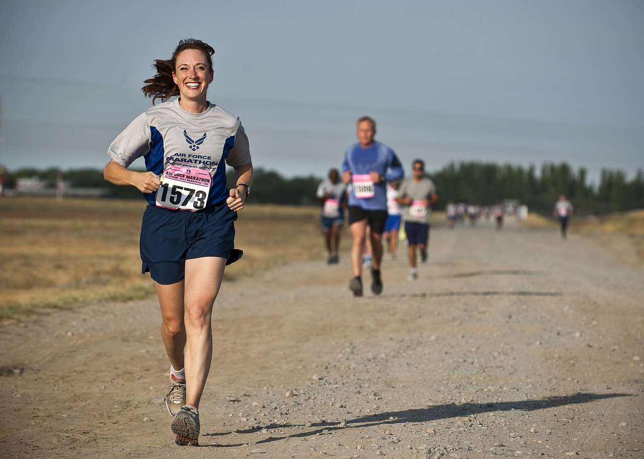 Femme en train de courir avec le sourire pendant une compétition