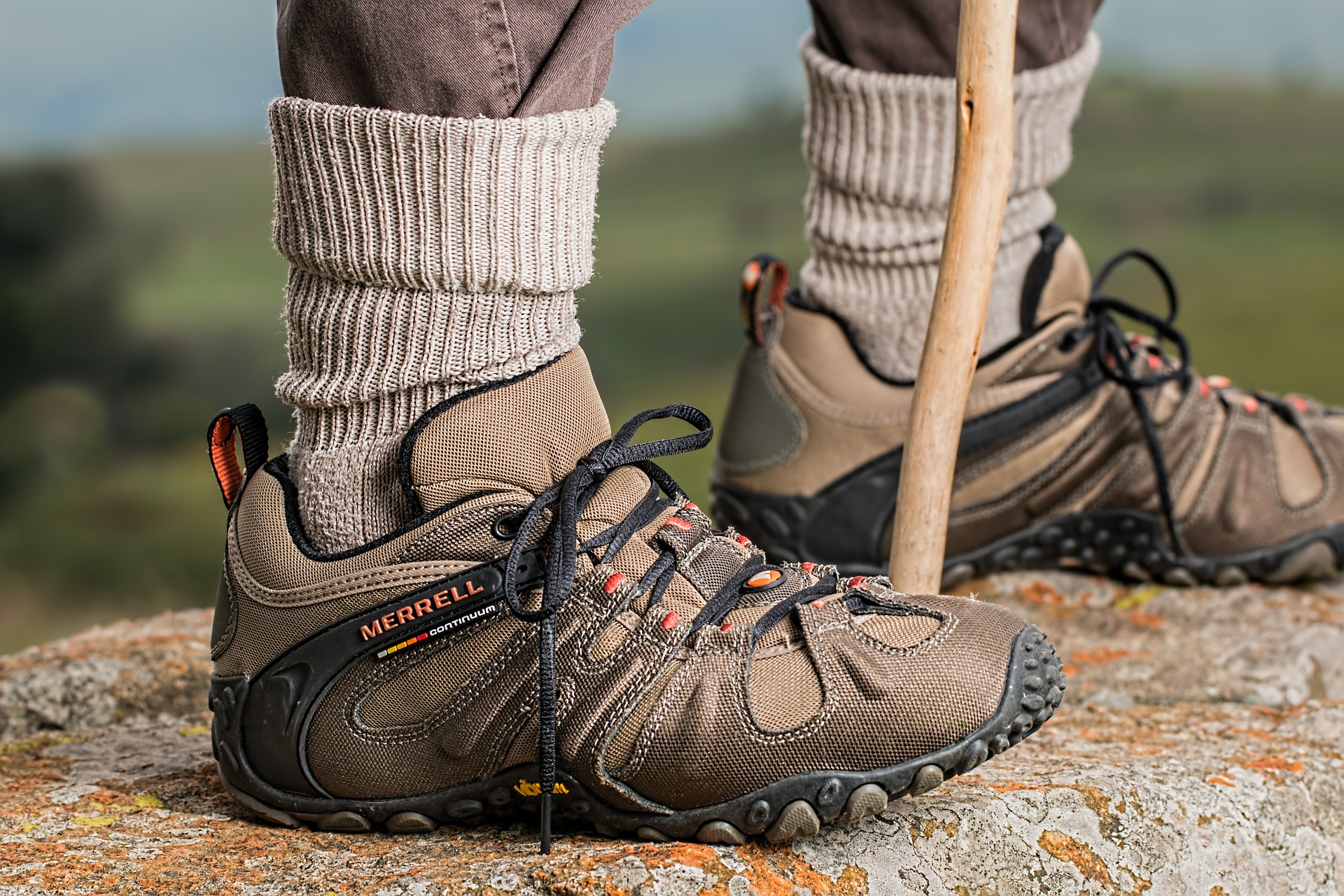 Chaussures et baton de randonnée