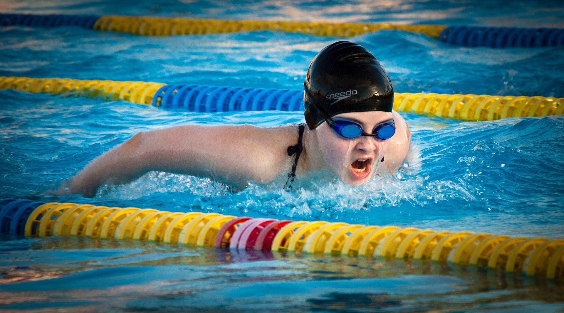 Nageuse dans une piscine