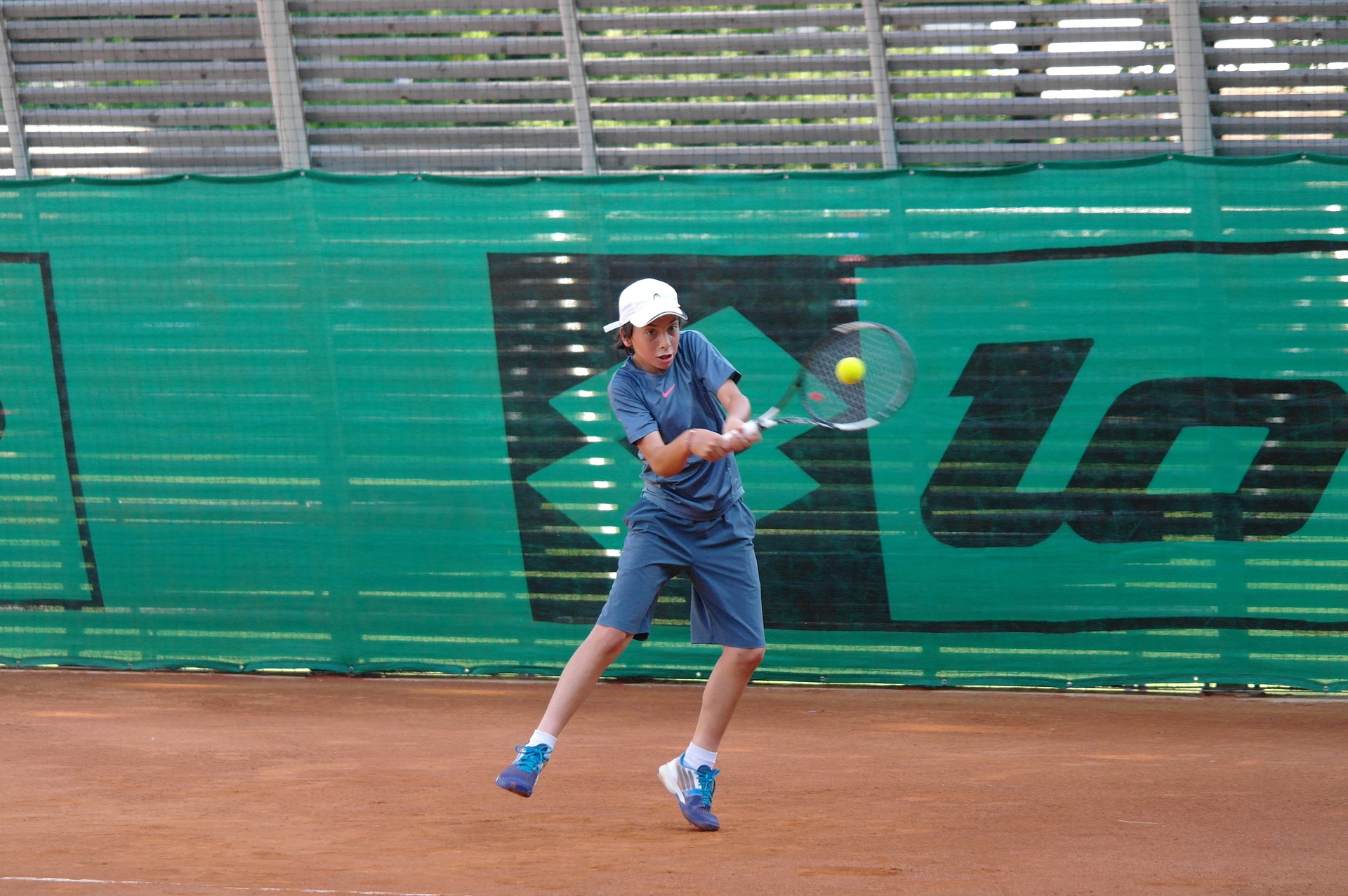 Enfant qui joue au tennis