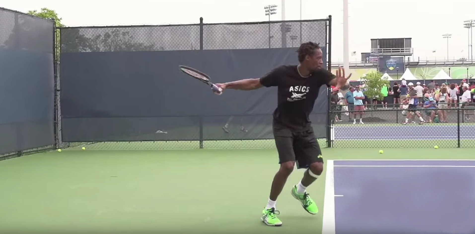 Gael Monfils renvoie la balle de tennis