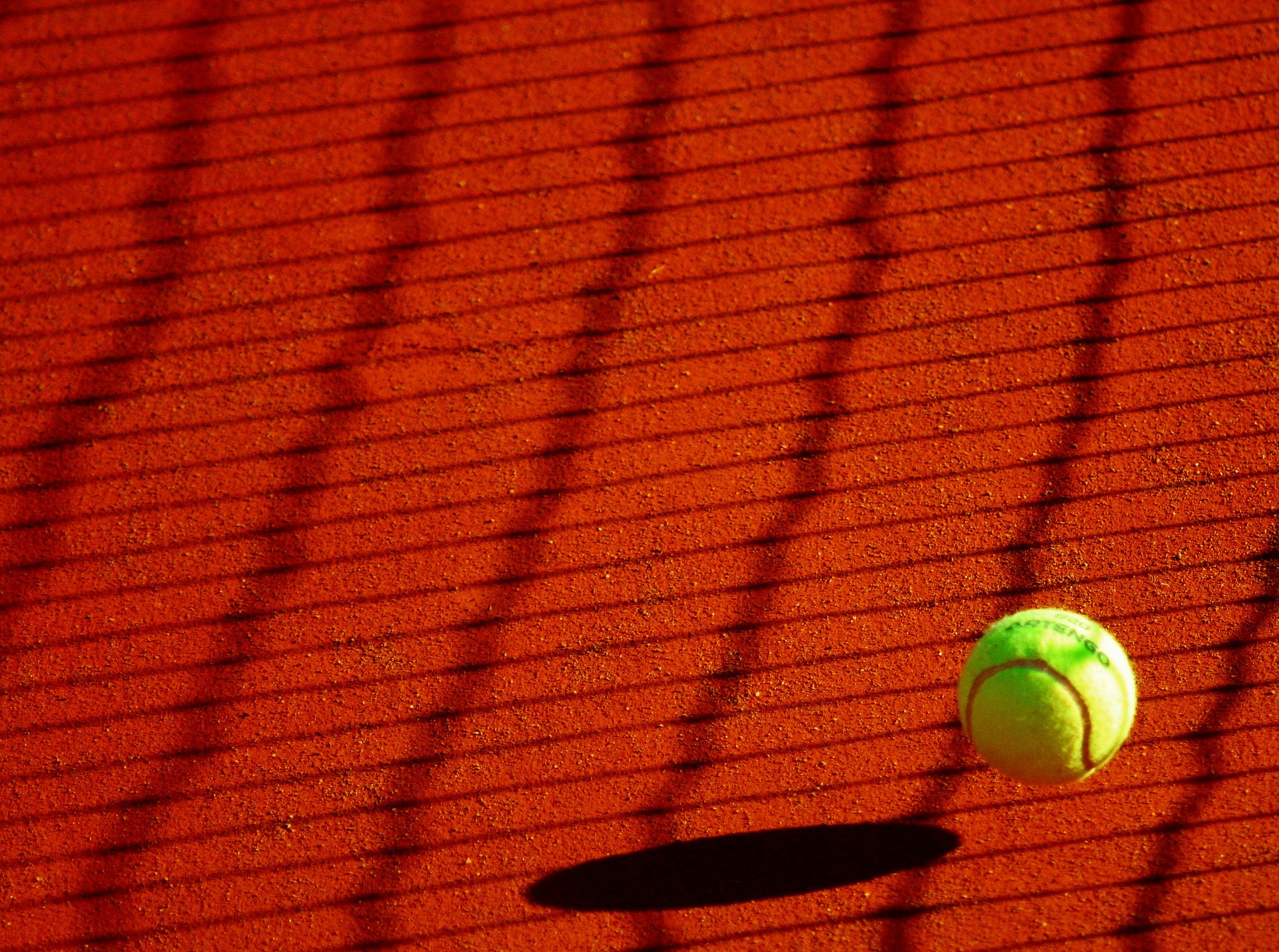 Balle de tennis et l'ombre du filet