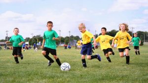 Enfants jouant au football