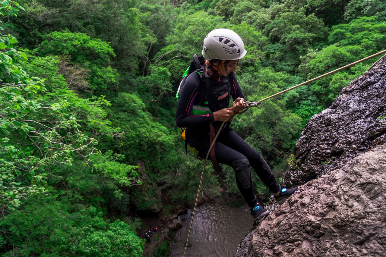 Femme pratiquant le canyoning